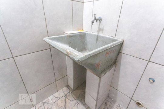 Tanque de casa para alugar com 2 quartos, 20m² em Montanhão, São Bernardo do Campo