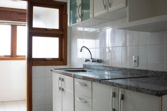 Cozinha de apartamento à venda com 2 quartos, 65m² em Menino Deus, Porto Alegre