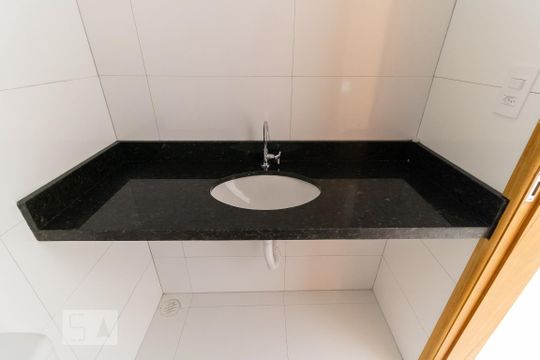 Banheiro de kitnet/studio para alugar com 1 quarto, 20m² em Liberdade, São Paulo