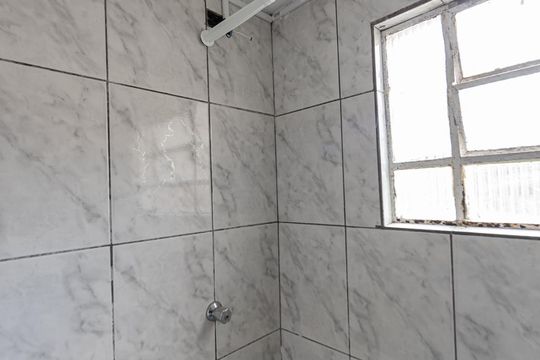 Banheiro Social 1 de casa para alugar com 2 quartos, 70m² em Jardim Textil, São Paulo