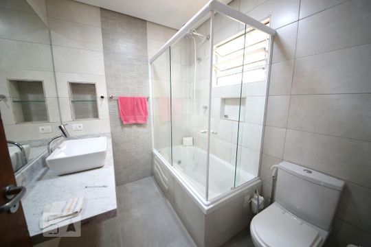 Banheiro de casa à venda com 3 quartos, 230m² em Jardim Aeroporto, São Paulo