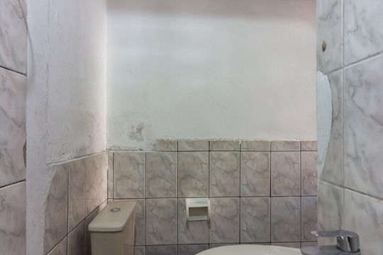 Banheiro de casa para alugar com 1 quarto, 45m² em Km 18, Osasco