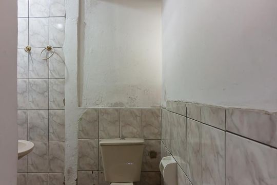 Banheiro de casa para alugar com 1 quarto, 45m² em Km 18, Osasco