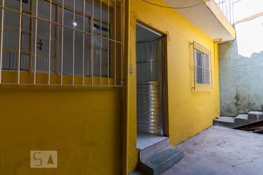 Fachada de casa para alugar com 1 quarto, 45m² em Km 18, Osasco