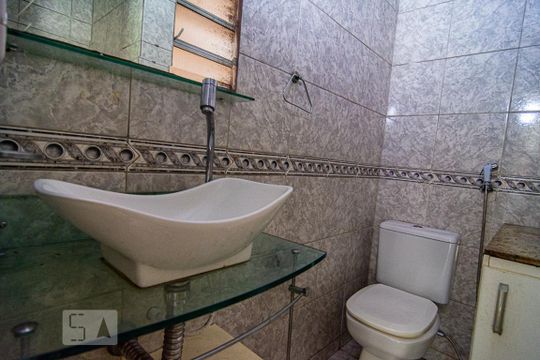 Banheiro de apartamento para alugar com 3 quartos, 105m² em Santana, Niterói