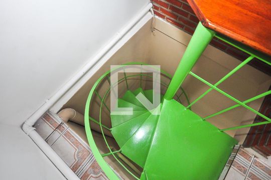 Escada de casa para alugar com 1 quarto, 60m² em Jardim Wanda, Taboão da Serra