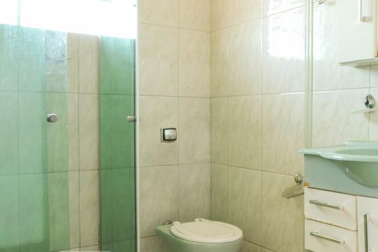 Banheiro de casa para alugar com 3 quartos, 80m² em Lindóia, Curitiba