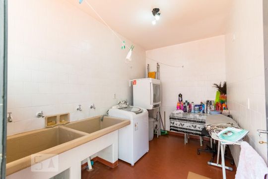 Lavanderia de casa à venda com 4 quartos, 260m² em Mirandópolis, São Paulo