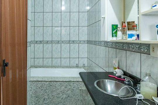 Banheiro da Suíte de casa à venda com 4 quartos, 240m² em Parque Jambeiro, Campinas