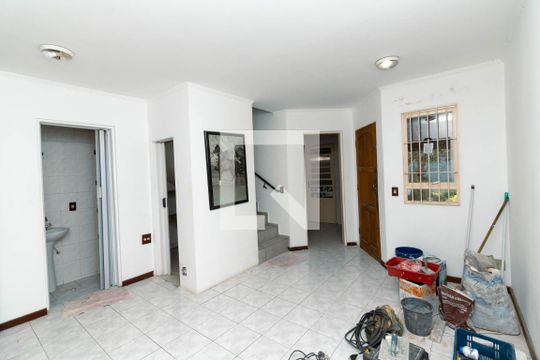 Sala de casa de condomínio para alugar com 2 quartos, 80m² em Vila Araguaia, São Paulo