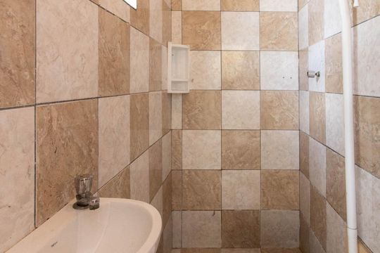 Banheiro de casa para alugar com 1 quarto, 70m² em Parque Ramos Freitas, São Paulo