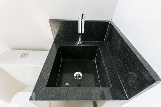 Banheiro de apartamento para alugar com 2 quartos, 50m² em Vila Esperança, São Paulo