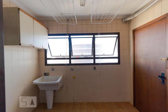 Área de Serviço de apartamento à venda com 3 quartos, 230m² em Cambuí, Campinas