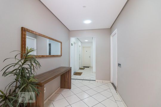 Hall de entrada do bloco de apartamento para alugar com 3 quartos, 77m² em Jardim Flor da Montanha, Guarulhos