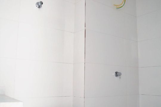 Banheiro de apartamento para alugar com 2 quartos, 72m² em Aviação, Praia Grande
