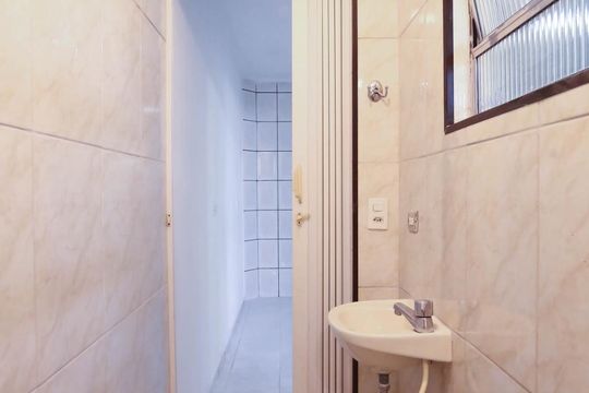 Banheiro de casa para alugar com 1 quarto, 30m² em Jardim Beatriz, São Paulo