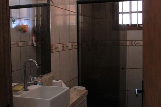 Banheiro social de casa à venda com 2 quartos, 70m² em Estância Velha, Canoas
