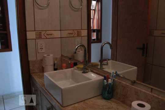 Banheiro social de casa à venda com 2 quartos, 70m² em Estância Velha, Canoas