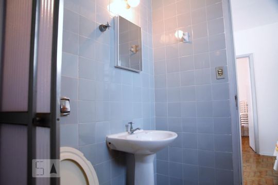 Banheiro de apartamento para alugar com 1 quarto, 53m² em Guilhermina, Praia Grande