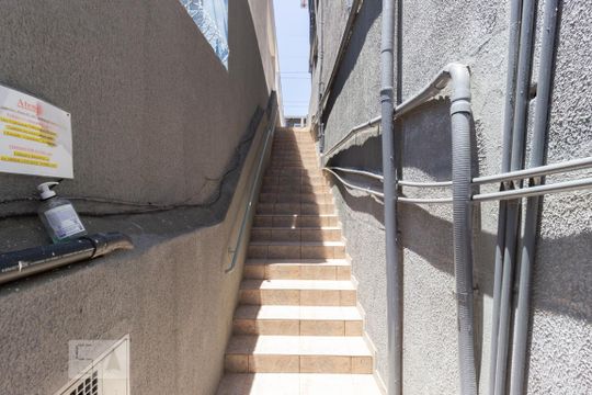Escadas de acesso de casa para alugar com 1 quarto, 35m² em Vila Gustavo, São Paulo