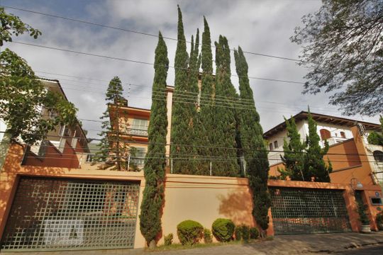 Fachada de casa à venda com 4 quartos, 750m² em Jardim Leonor, São Paulo