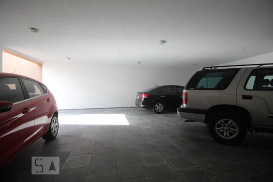 Garagem de casa à venda com 4 quartos, 750m² em Jardim Leonor, São Paulo