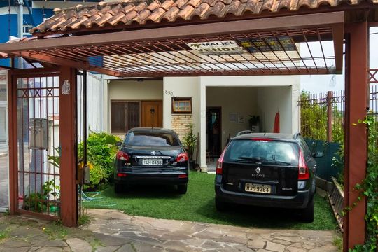 Fachada de casa à venda com 3 quartos, 180m² em Campo Novo, Porto Alegre