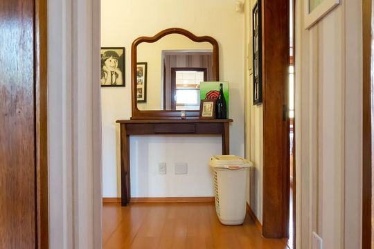 Corredor de casa à venda com 3 quartos, 180m² em Campo Novo, Porto Alegre