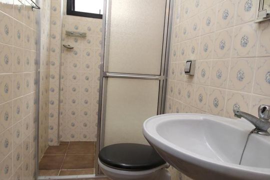 Banheiro do Quarto 1 de apartamento para alugar com 2 quartos, 65m² em Jardim Las Palmas, Guarujá