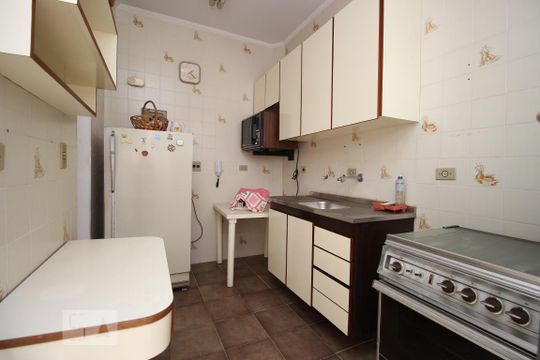 Cozinha de apartamento para alugar com 2 quartos, 65m² em Jardim Las Palmas, Guarujá