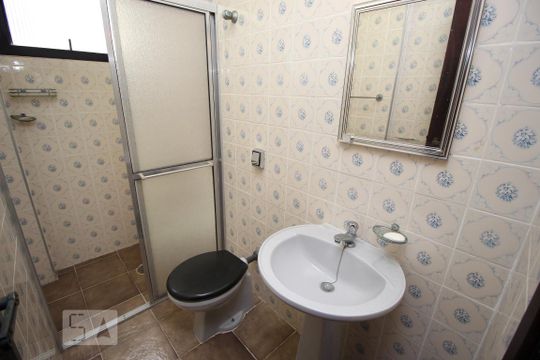 Banheiro do Quarto 1 de apartamento para alugar com 2 quartos, 65m² em Jardim Las Palmas, Guarujá