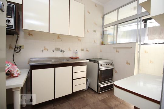 Cozinha de apartamento para alugar com 2 quartos, 65m² em Jardim Las Palmas, Guarujá