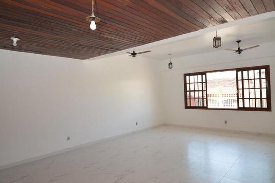 Sala de casa à venda com 4 quartos, 315m² em Vila Valqueire, Rio de Janeiro