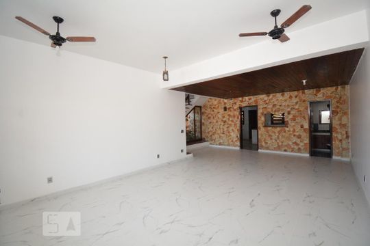 Sala de casa à venda com 4 quartos, 315m² em Vila Valqueire, Rio de Janeiro