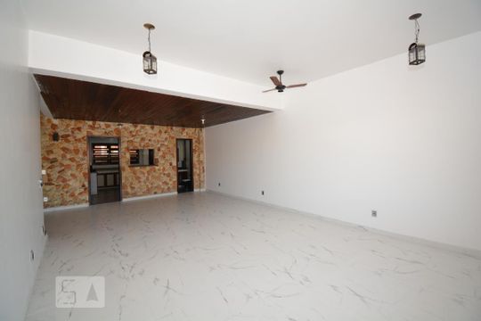 Sala de casa à venda com 4 quartos, 315m² em Vila Valqueire, Rio de Janeiro
