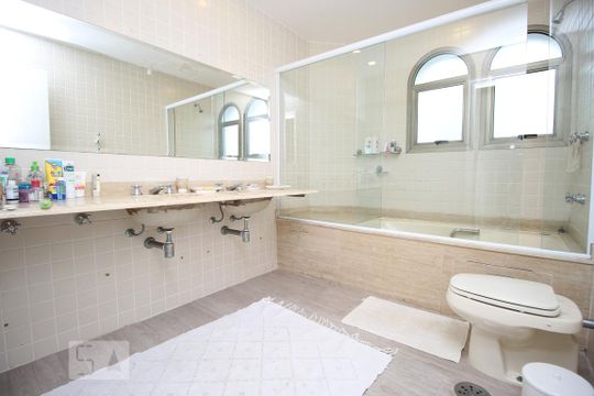 Banheiro de apartamento para alugar com 4 quartos, 200m² em Praia das Astúrias, Guarujá