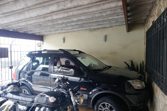 Garagem de casa à venda com 2 quartos, 107m² em Vila Marieta, São Paulo