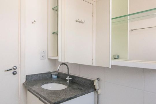 Banheiro de apartamento à venda com 2 quartos, 48m² em Parque São Vicente, Mauá