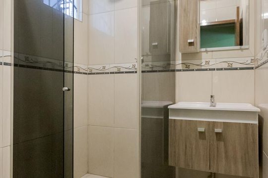 Banheiro da Suíte de casa à venda com 2 quartos, 110m² em Rubem Berta, Porto Alegre