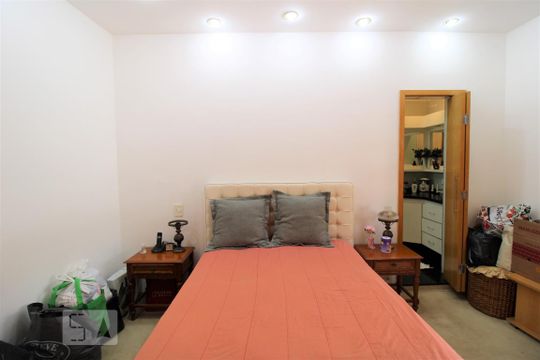 Suíte  de casa à venda com 4 quartos, 285m² em Vila Romana, São Paulo