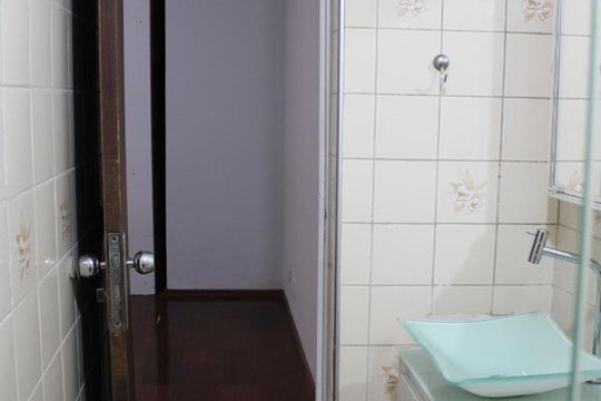 Banheiro de kitnet/studio para alugar com 1 quarto, 46m² em Centro, Campinas