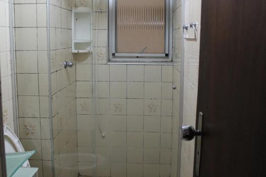 Banheiro de kitnet/studio para alugar com 1 quarto, 46m² em Centro, Campinas