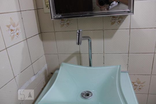 Banheiro de kitnet/studio para alugar com 1 quarto, 46m² em Centro, Campinas