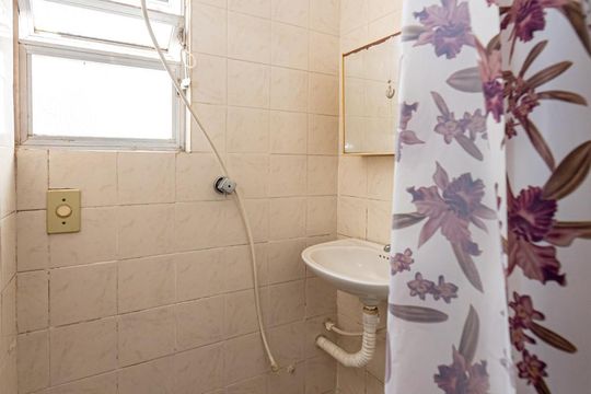 Banheiro de apartamento para alugar com 1 quarto, 10m² em Leblon, Rio de Janeiro