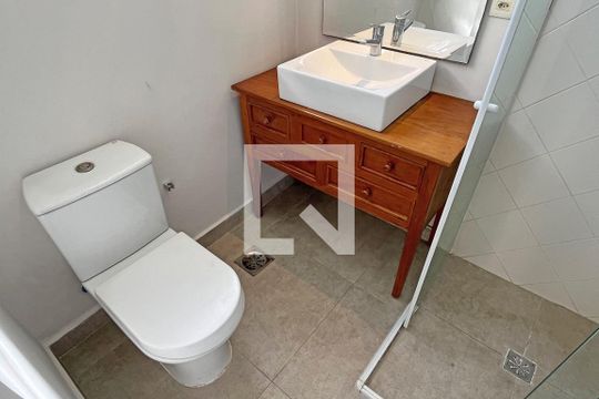 Banheiro da Suíte de apartamento para alugar com 2 quartos, 200m² em Ponta da Praia, Santos