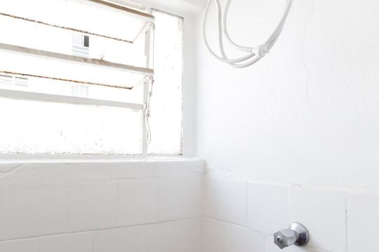 Banheiro de kitnet/studio para alugar com 1 quarto, 25m² em Bela Vista, São Paulo