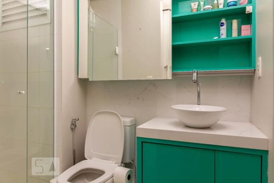 Banheiro de kitnet/studio para alugar com 1 quarto, 50m² em Morada da Colina, Uberlândia