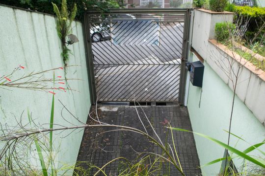 entrada garagem de casa para alugar com 5 quartos, 500m² em Jardim Paraíso, São Paulo