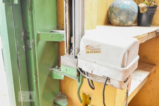 Garagem Portão Eletrônico de casa à venda com 3 quartos, 180m² em Itaim Bibi, São Paulo