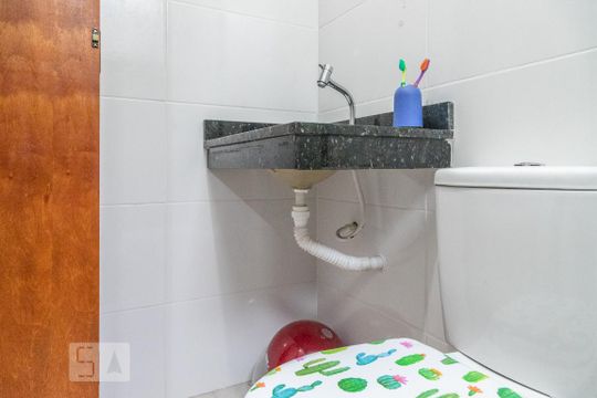 Banheiro da Suíte 1 de casa de condomínio à venda com 2 quartos, 60m² em Vila Guilhermina, São Paulo